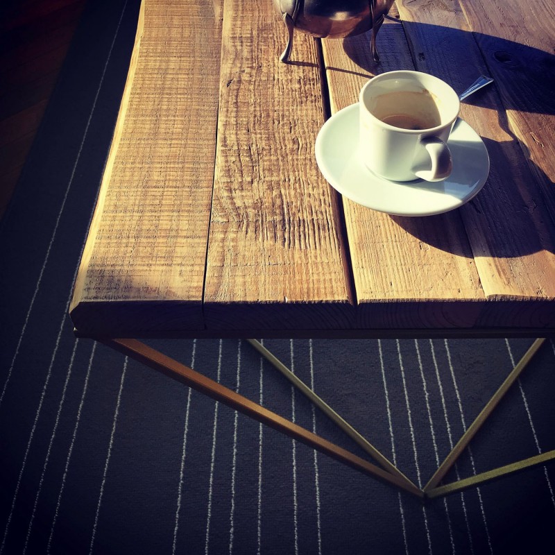VERRINGSSON stolik z blatem ze starych desek na geometrycznej ramie