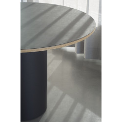 FI85 okrągły stół dla trzech osób o minimalistycznej formie