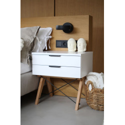 DOUBLE biała minimalistyczna szafka nocna z bukowymi nóżkami i czarnymi elementami