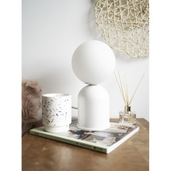 LUOTI ST biała lampa stojąca ze szklanym kloszem, polski design