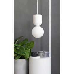 LUOTI biała lampa wisząca ze szklanym kloszem, polski design