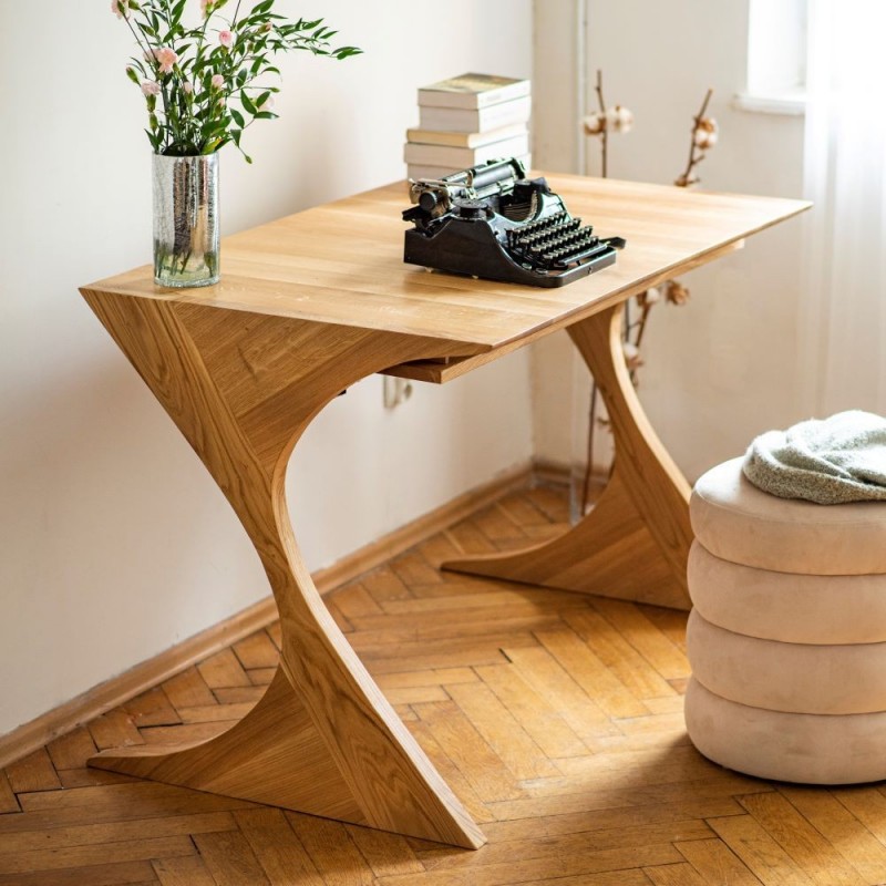 FLUX biurko z litego drewna z nogami w kształcie klepsydry